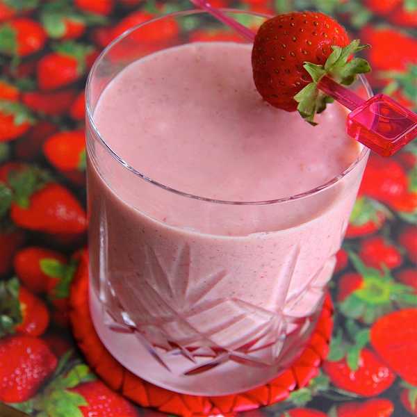 Quick Strawberry Oatmeal Breakfast Smoothie