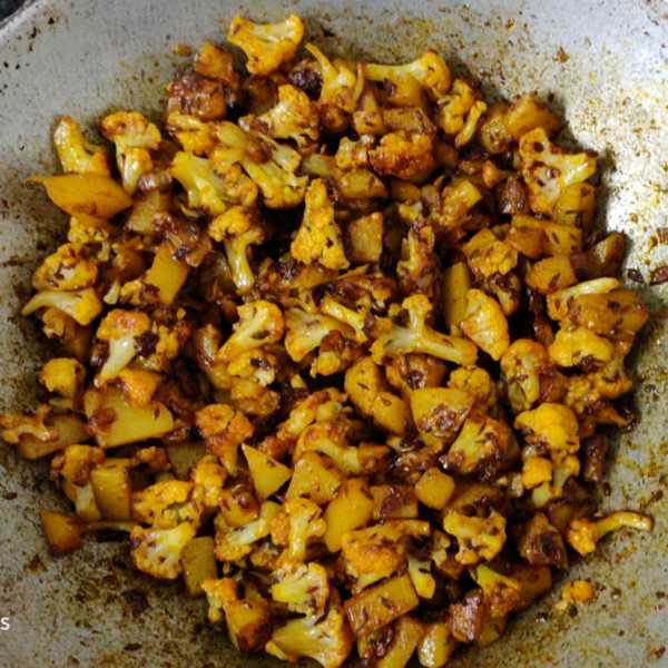 Cauliflower and Potato Stir-Fry – East Indian Recipe